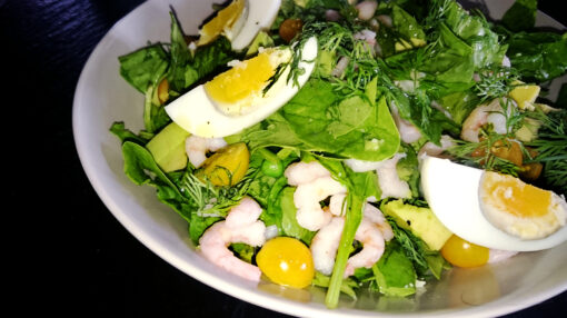 Salat med æg og rejer fra GastroUlven