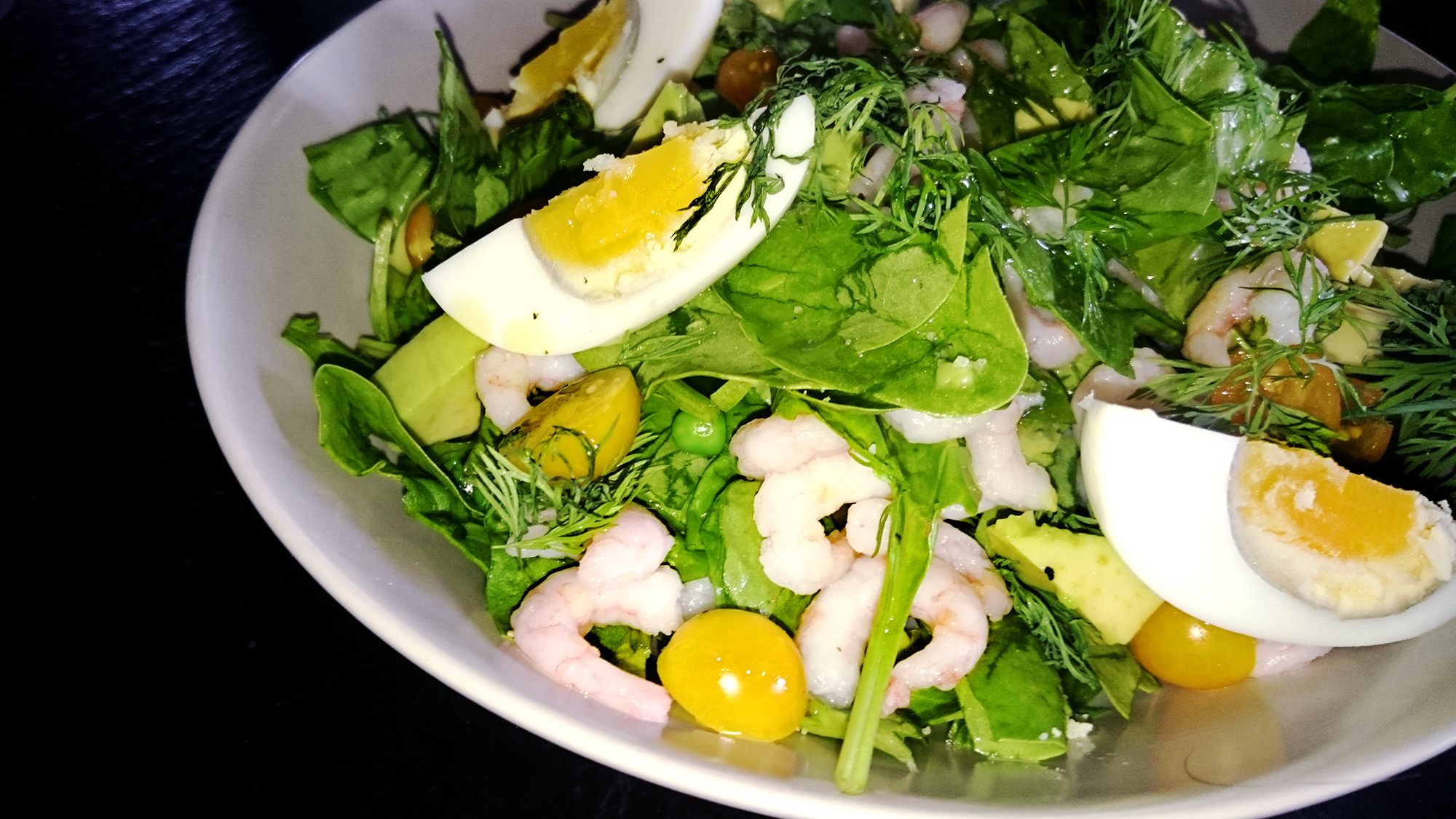 Salat med æg og rejer fra GastroUlven