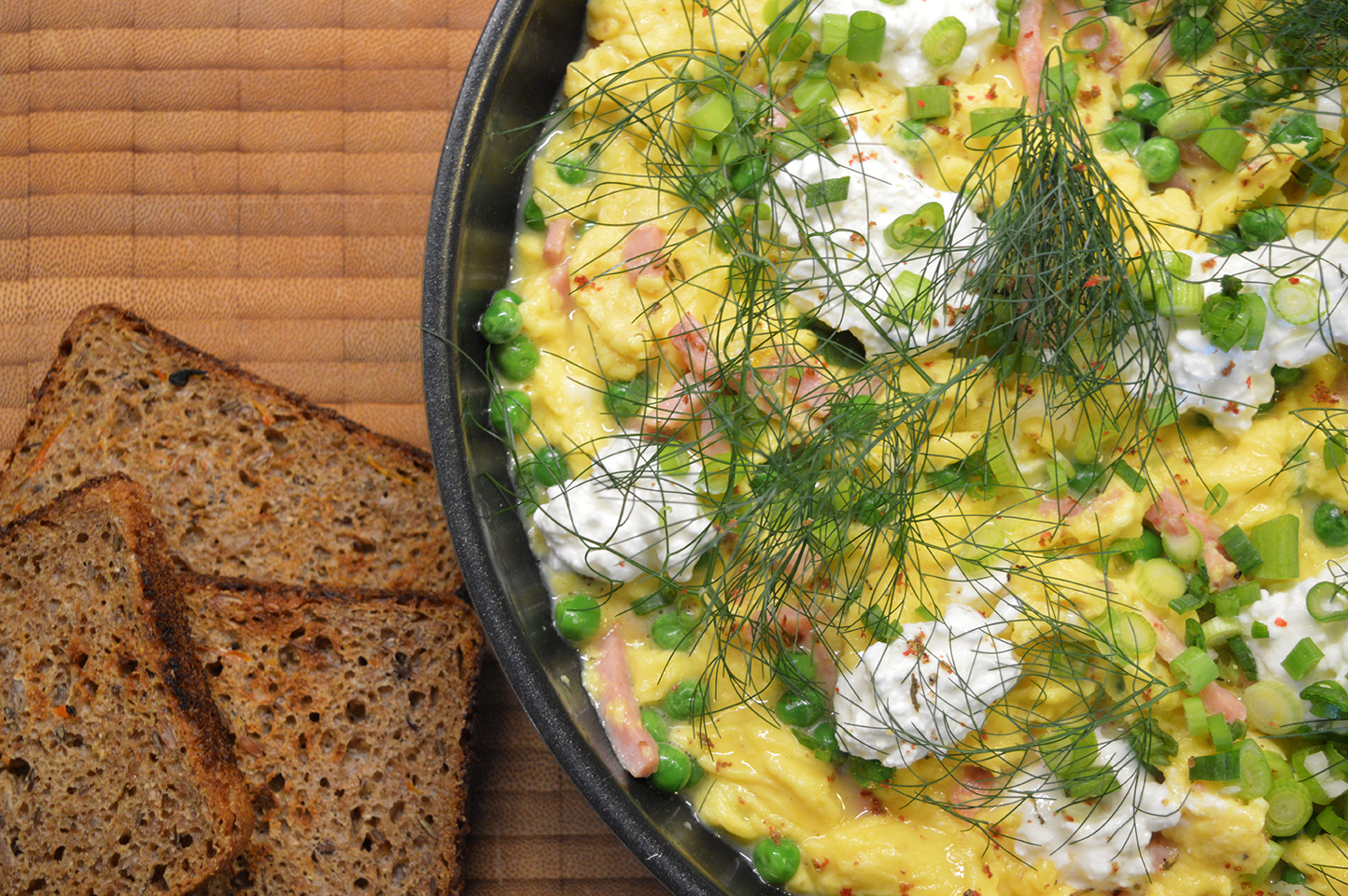 Skramble eggs med skinke og hytteost - GastroUlven