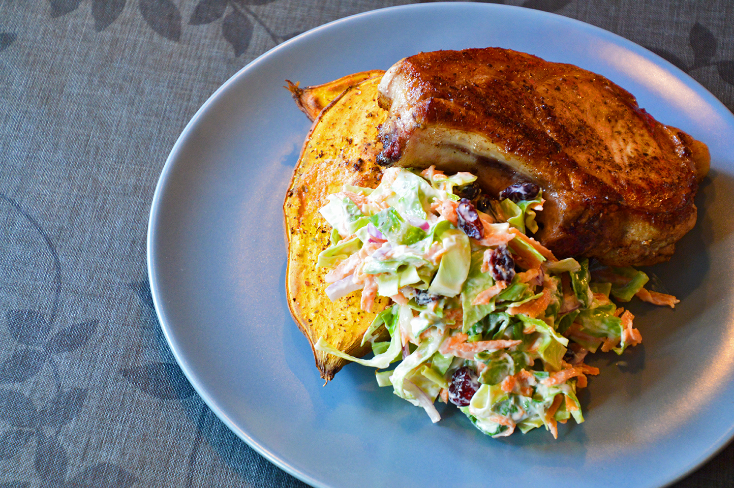 Sødkartoffel med sund slaw of svinekotelet fra GastroUlven