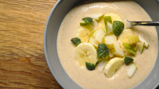 Hjemmelavet banan og pære yoghurt med skyr