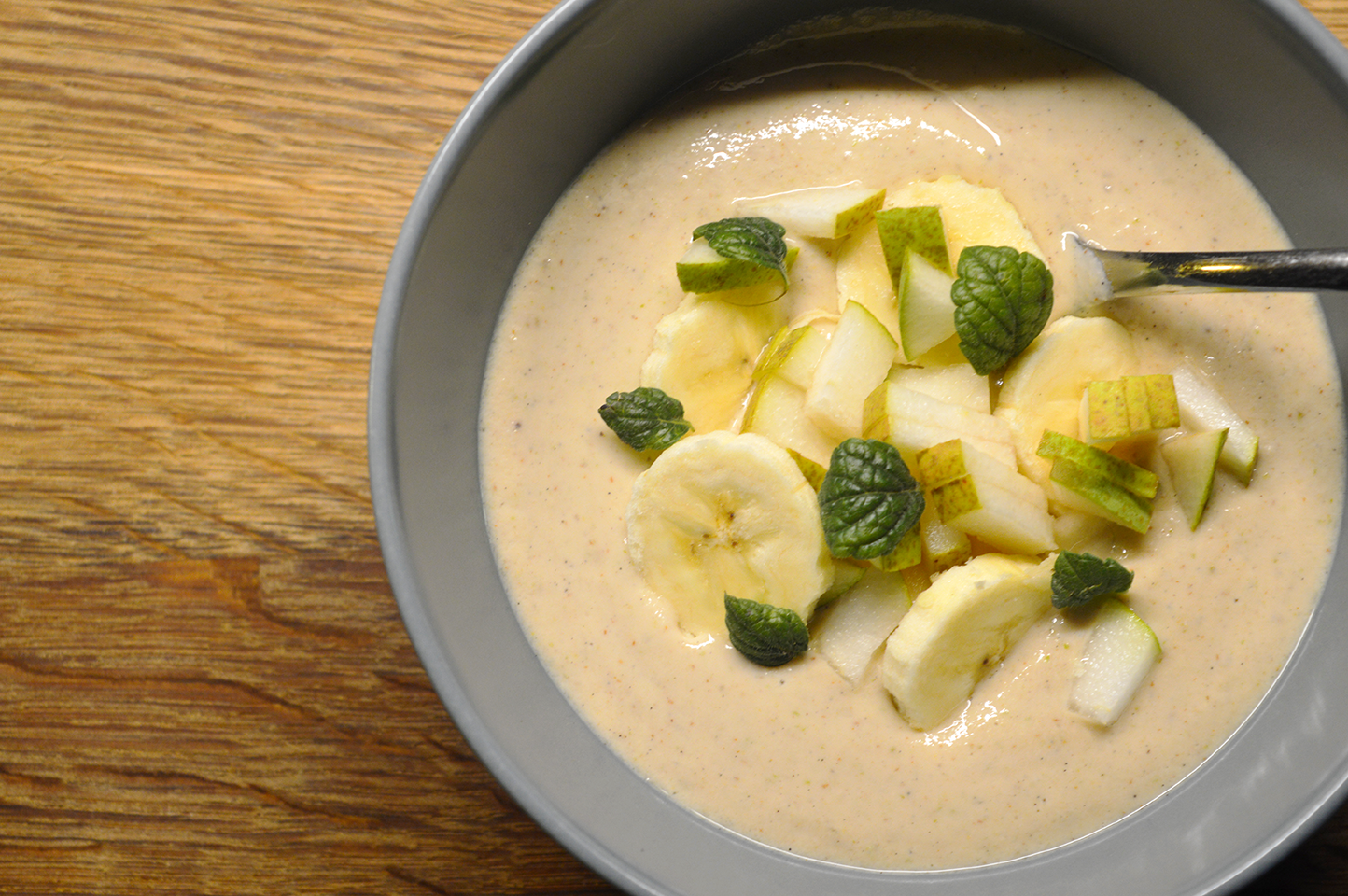 Hjemmelavet banan og pære yoghurt med skyr