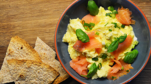 Scrambleggs med røget laks fra Gastroulven