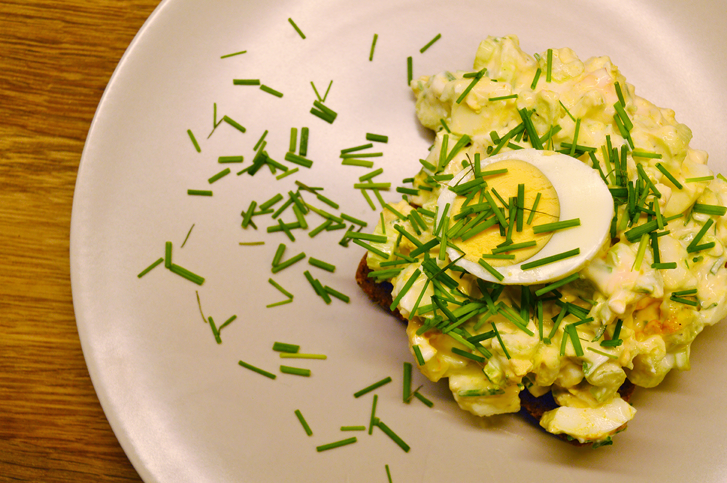 Æggesalat med skyr, bladselleri og purløg - GastroUlven