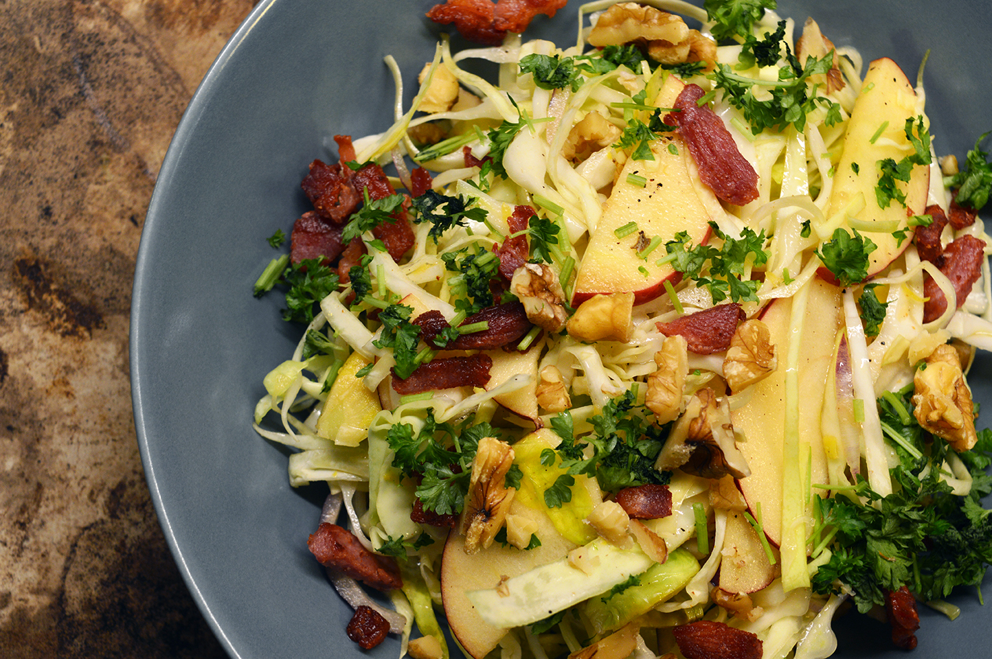 Baconsalat med rosenkål, spidskål og æbler