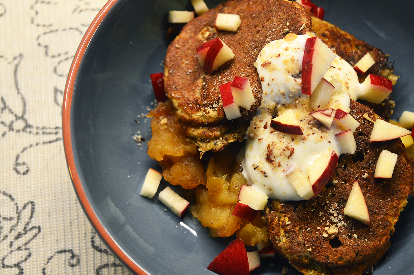 Hasselnødspandekager med æbler og yoghurt - sund morgenmad fra GastroUlven