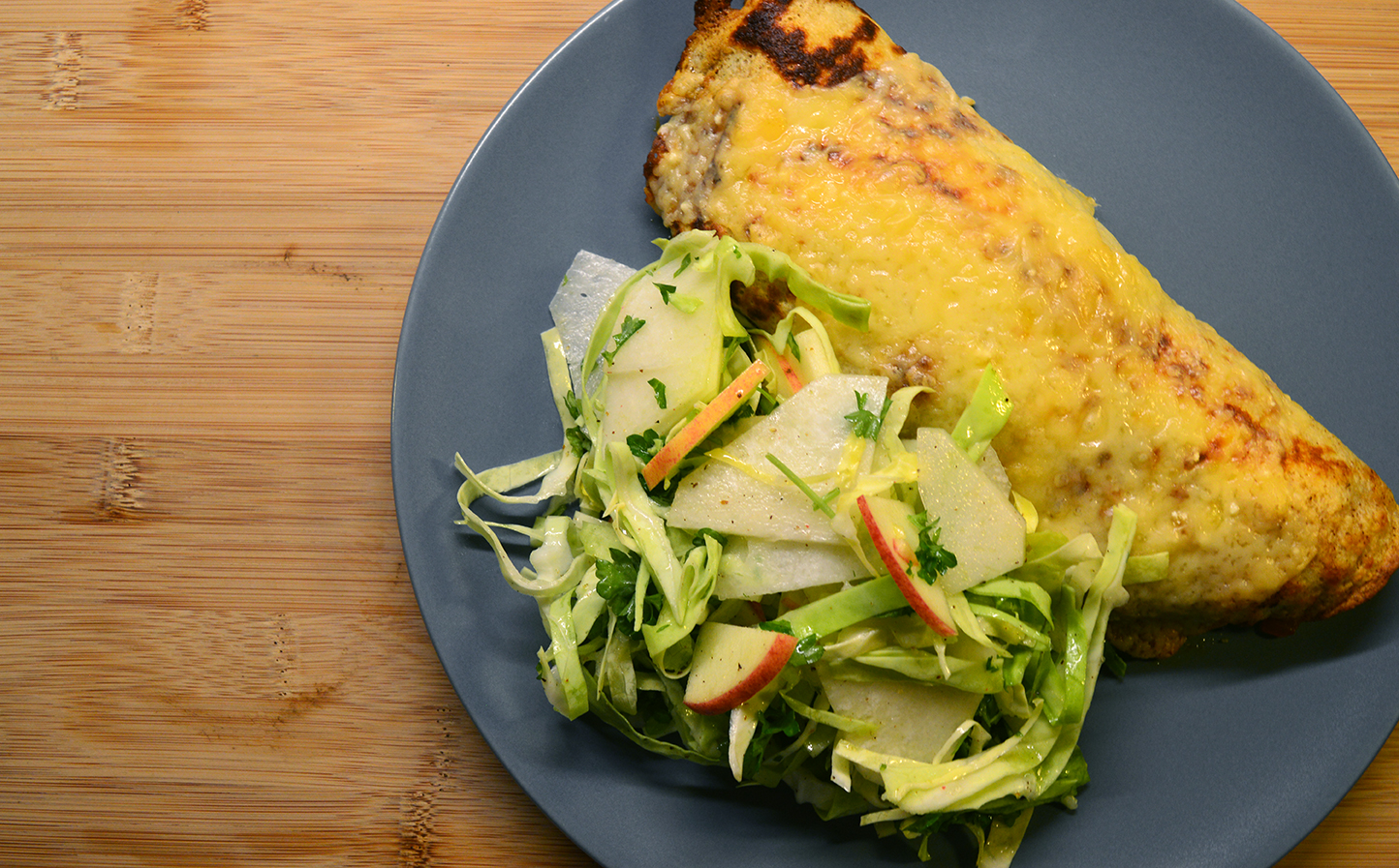 Pandekage med kødfyld og salat fra GastroUlven