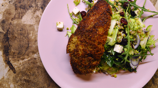 Broccolisalat med perlespelt og paneret schnitzel fra Gastroulven