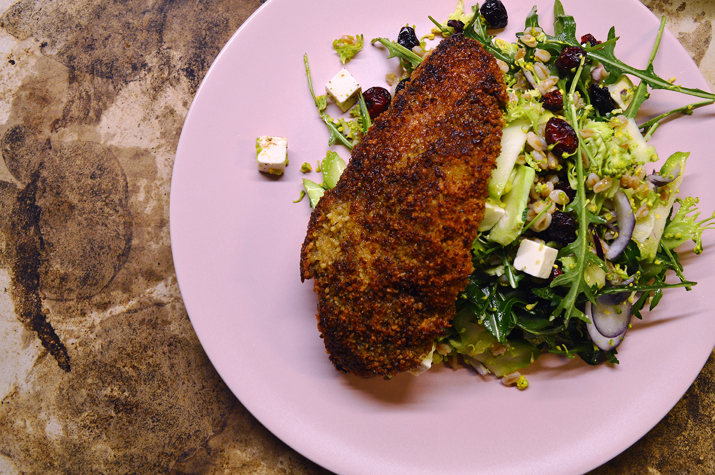 Broccolisalat med perlespelt og paneret schnitzel fra Gastroulven