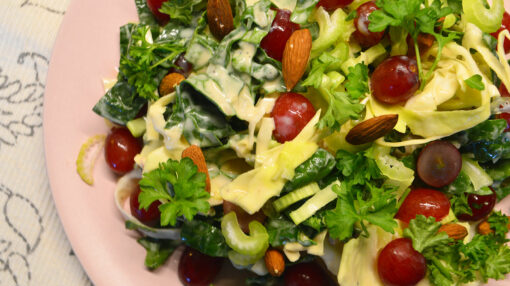 Spidskålssalat med spinat, vindruer og mandler - Gastroulven salat
