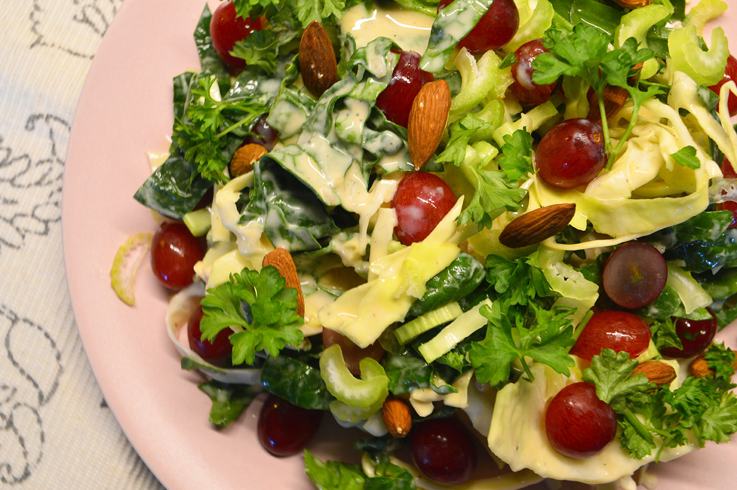 Spidskålssalat med spinat, vindruer og mandler - Gastroulven salat