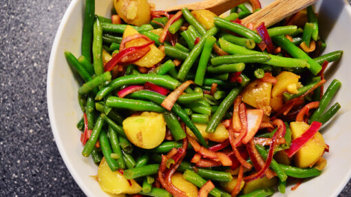 Bønnekartoffelsalat med syltet rødløg - Salater fra GastroUlven
