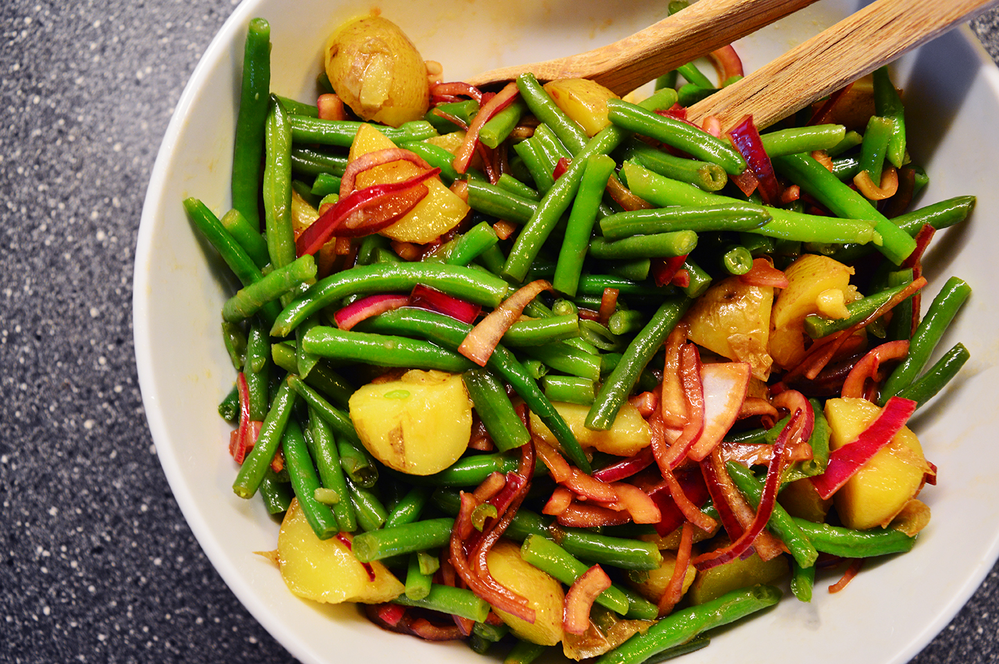 Bønnekartoffelsalat med syltet rødløg - Salater fra GastroUlven