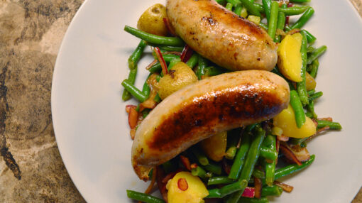 Bønnekartoffelsalat med grillmedister - Aftensmad fra GastroUlven