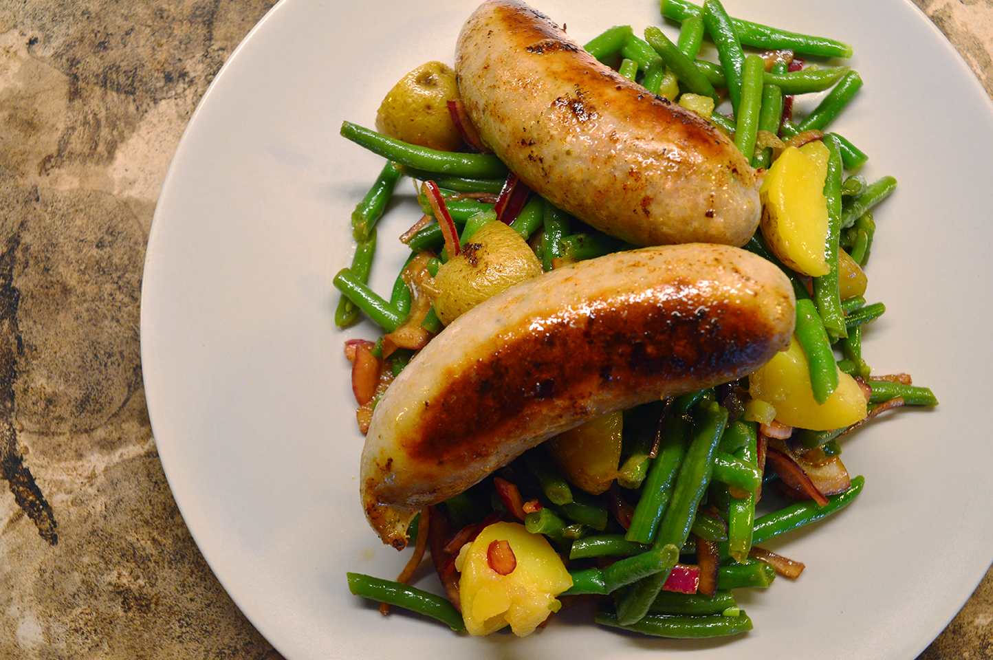 Bønnekartoffelsalat med grillmedister - Aftensmad fra GastroUlven