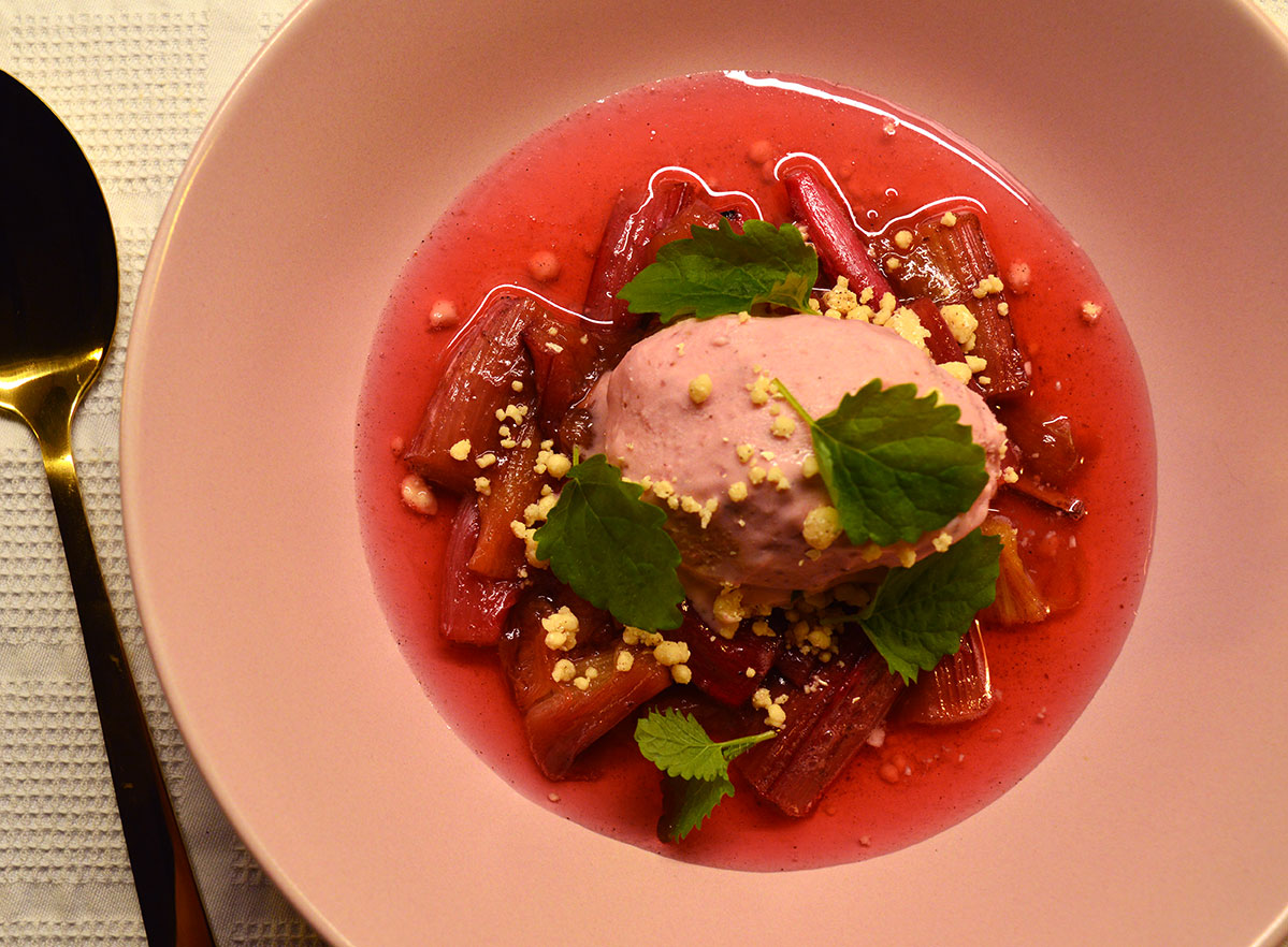 Jordbæris med bagte rabarber - dessert fra GastroUlven