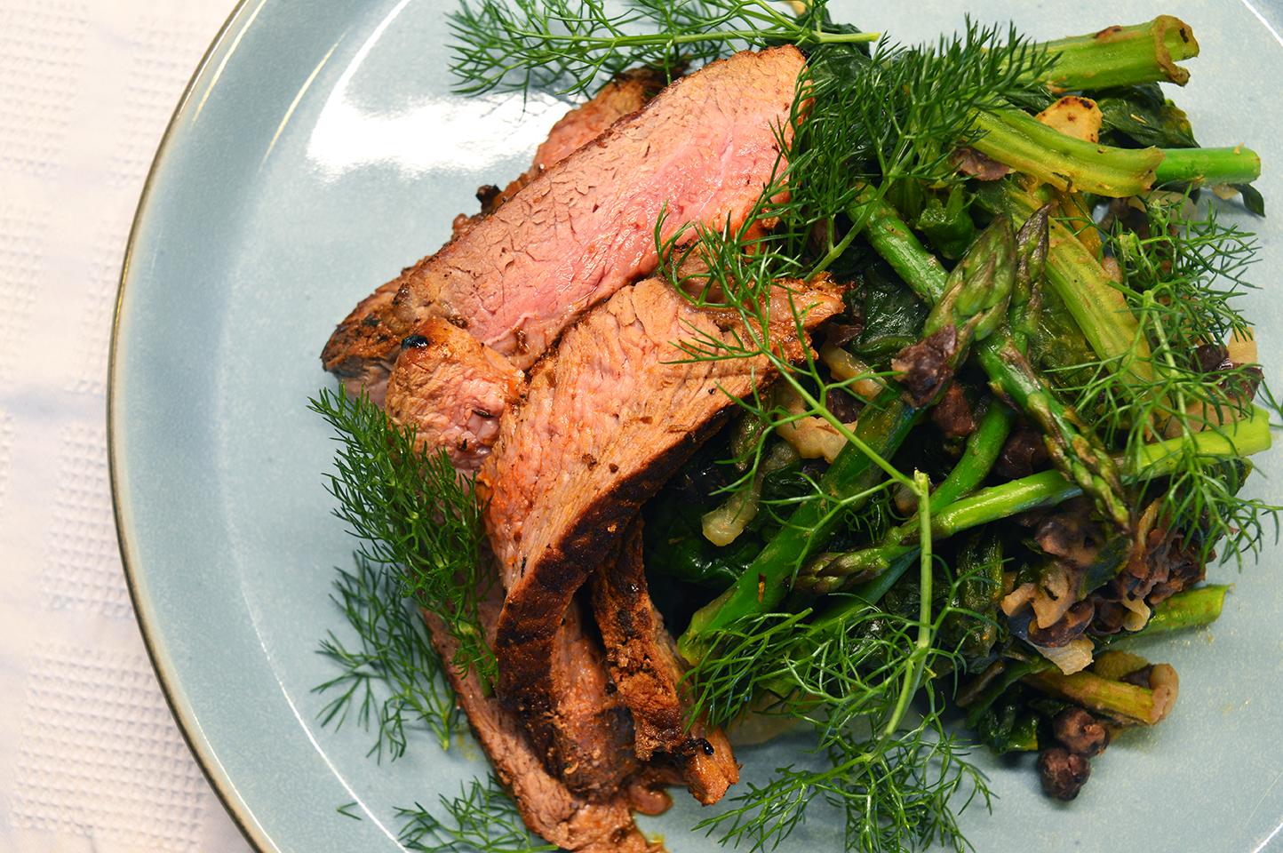 Sortebønner med grønsager og flankesteak - GastroUlven