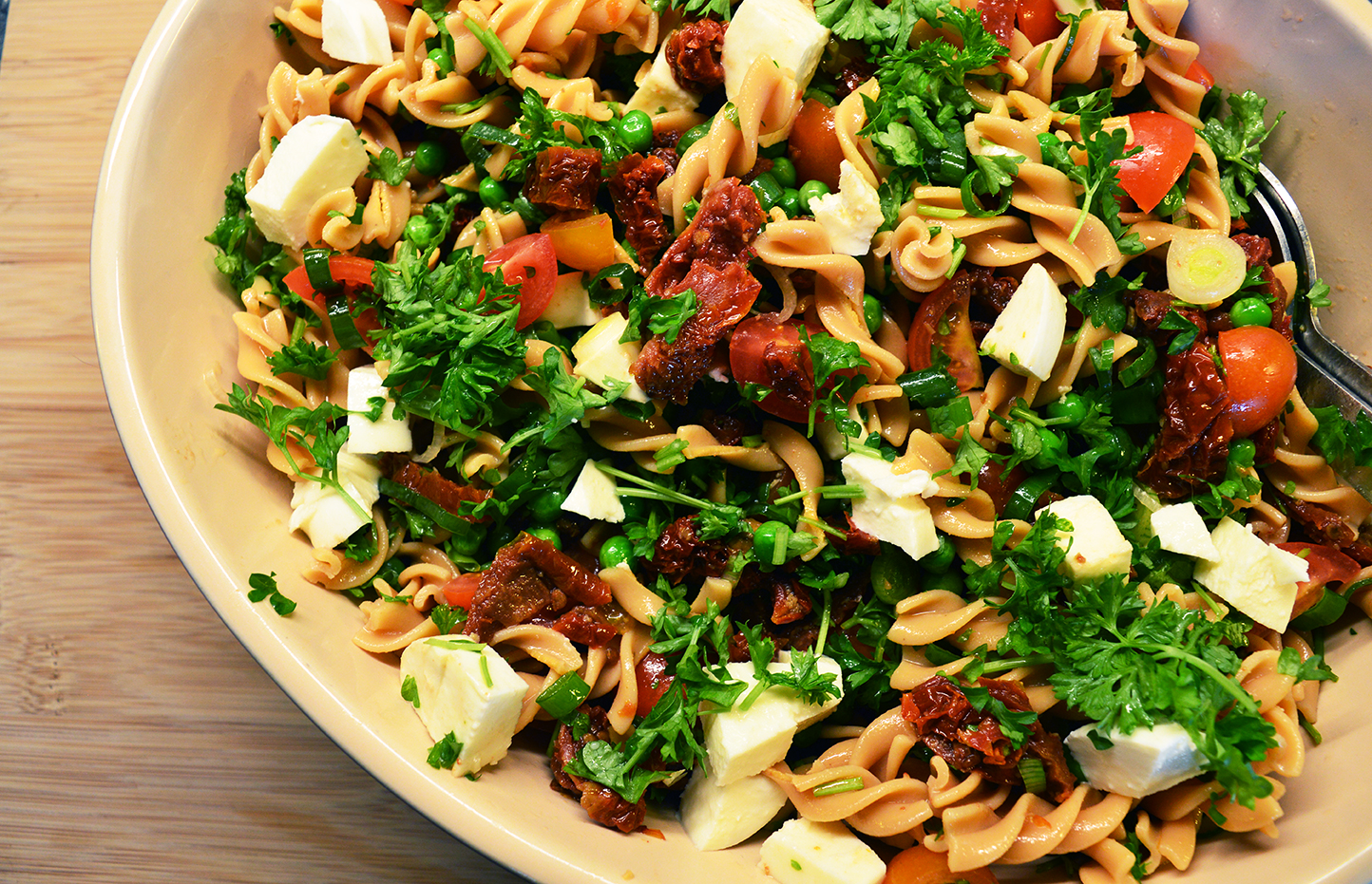 Kikærtepastasalat med tomater og mozzarella - salater fra Gastroulven