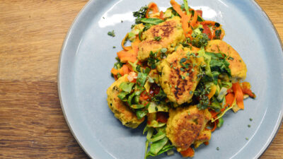 Kikærtefrikadeller med grøn bund