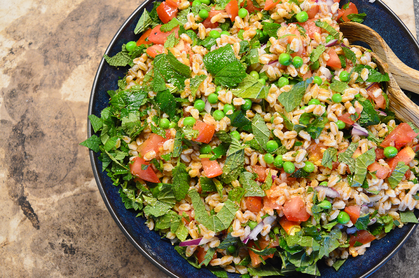 Perlespeltsalat med citronmelisse