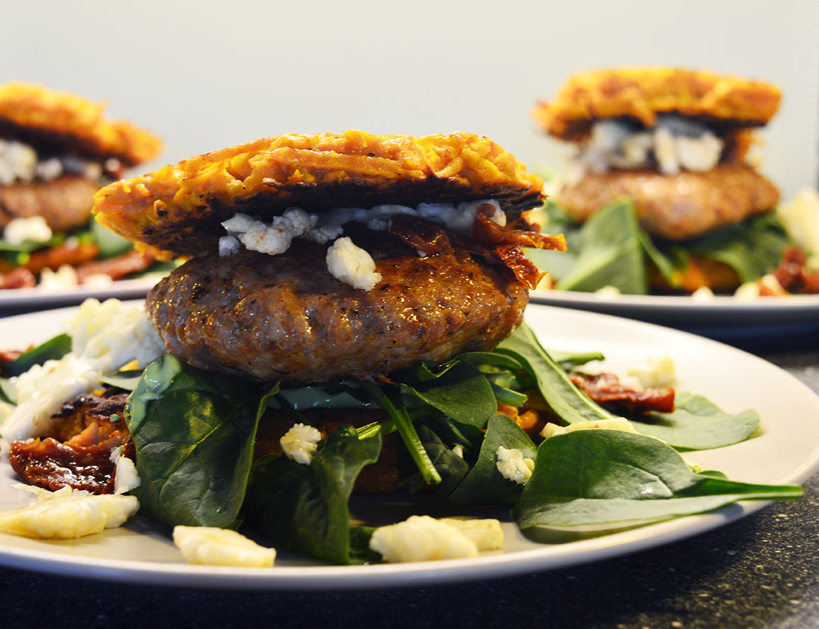 Svinekødsburger med sødkartoffelboller